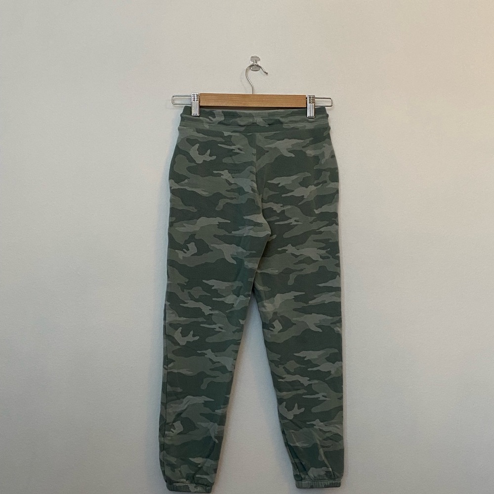 Girls Like New Athleta Cammo sweats